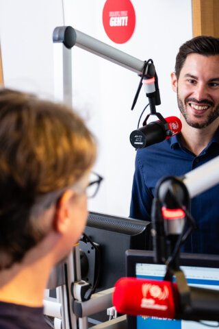 Zwei Moderatoren im Studio